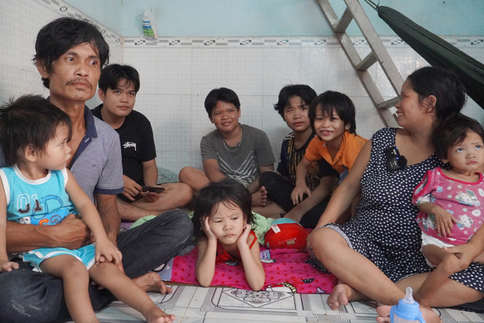 Vợ chồng chị Võ Thị Kim Chi cùng các con trong căn phòng trọ gần 10 mét vuông ở Củ Chi, trưa 25/8. Ảnh: Minh Tâm.