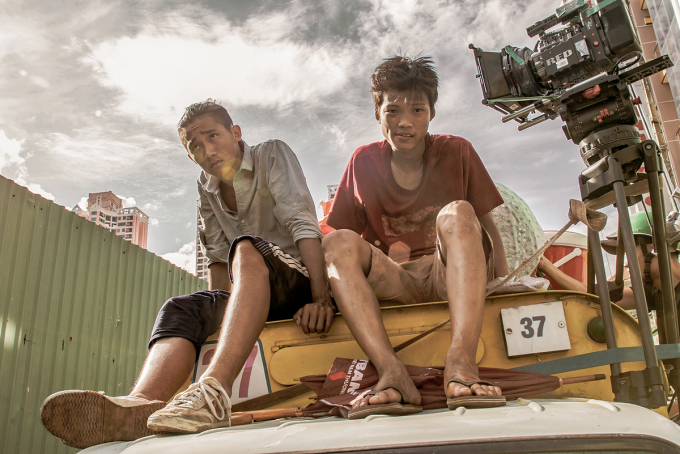 Anh Tú Wilson (trái) và Trần Anh Khoa trong một cảnh quay. Trước ‘Ròm’, nam diễn viên sinh năm 1998 cũng có dịp tham gia hai phim điện ảnh Việt Nam là ‘Thạch thảo’ (2018) và ‘Đỉnh mù sương’ (2020) . Ảnh: CJ Entertainment Vietnam