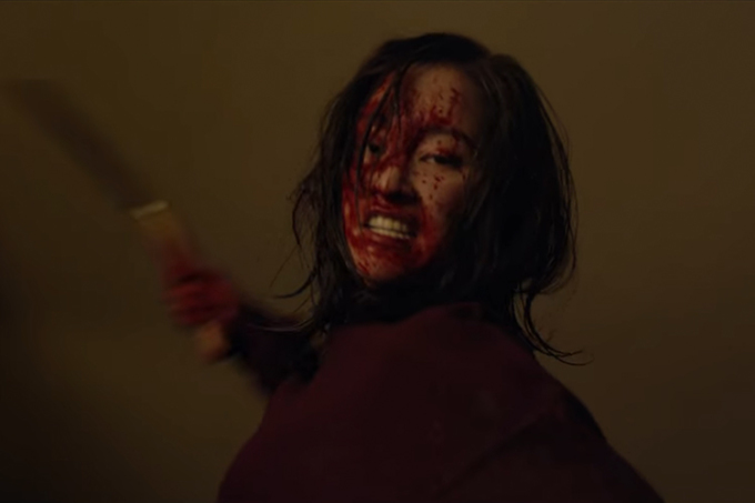 Jeon Jong Seo trong tạo hình tên sát nhân hàng loạt máu lạnh. Ảnh: Netflix.