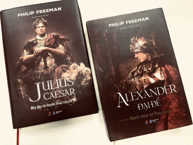 Cuốn Alexander Đại Đế - huyền thoại xứ Macedonia và Julius Caesar - nhà độc tài huyền thoại của La Mã dày hơn 500 trang. Ảnh: Bách Việt