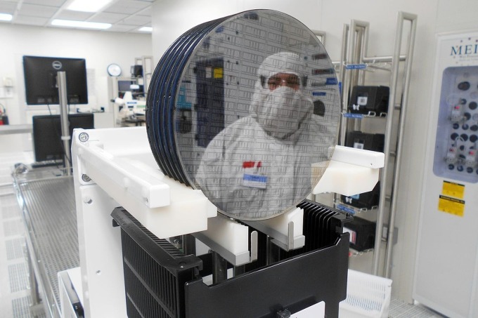 Các tấm wafer trong nhà máy của NXP tại Arizona, Mỹ. Ảnh: Reuters.
