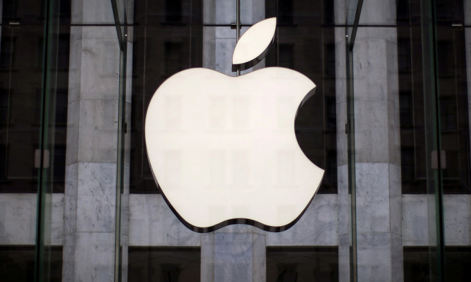 Logo Apple tại một cửa hàng của hãng ở New York. Ảnh: Reuters.