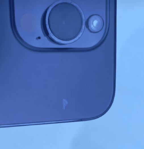 Một vết bong trên iPhone 14 Pro Max màu tím. Ảnh: @LaobaoTechnology