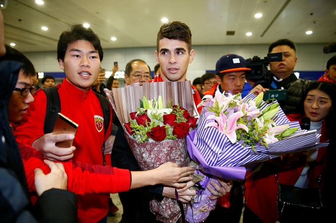 Oscar được CĐV chào đón ở sân bay quốc tế Thượng Hải. Năm ấy, tiền vệ này mới 25 tuổi. Ảnh: Reuters.