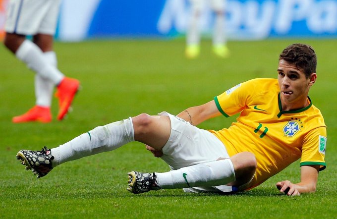Lần cuối Oscar khoác áo Brazil là vào năm 2016, vài tháng trước khi chuyển sang Trung Quốc thi đấu. Ảnh: EPA.