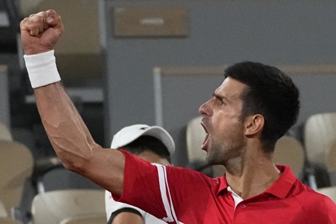 Djokovic hét lớn mừng chiến thắng. Ảnh: AP