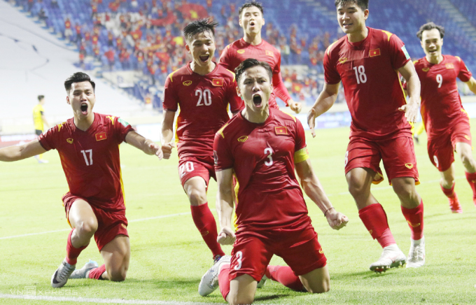Quế Ngọc Hải ăn mừng khi ghi bàn ấn định tỷ số 2-1 khi đối đầu Malaysia tại UAE hồi tháng Sáu. Ảnh: Lâm Thoả