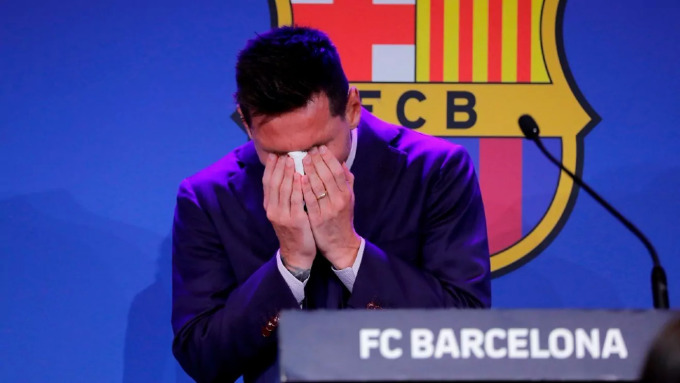 Messi bật khóc trong cuộc họp báo chia tay Barca. Ảnh: EFE