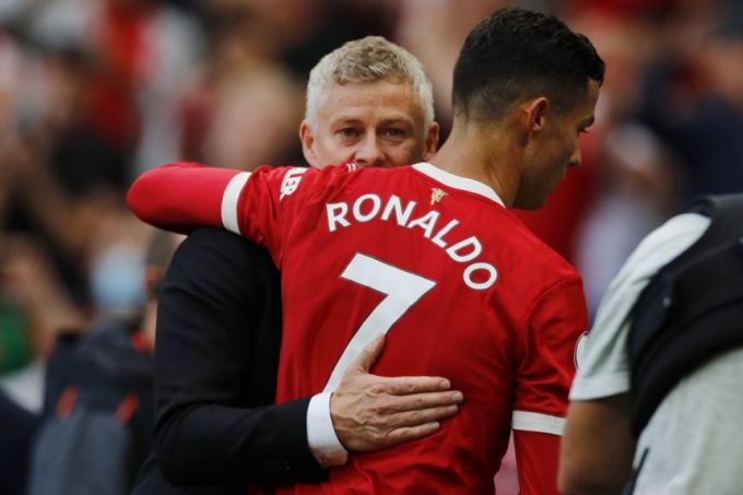 Solskajer chia vui với Ronaldo sau trận thắng Newcastle 4-1 hôm 11/9. Ảnh: Reuters