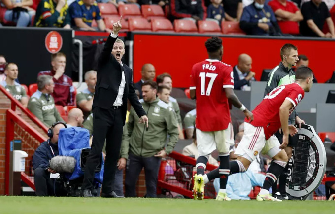 Solskjaer hò hét đốc thúc cầu thủ Man Utd trong trận thua Aston Villa 0-1 tại Old Trafford hôm 25/9. Ảnh: Reuters