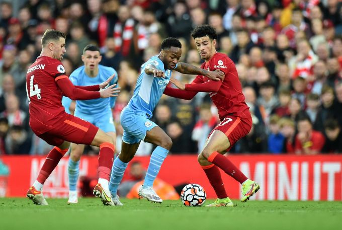 Sterling và Foden (áo xanh) trong ảnh là hai trong nhiều cầu thủ tấn công chơi không hiệu quả của Man City trong trận hoà Liverpool 2-2 tại Anfield hôm 3/10. Ảnh: Reuters