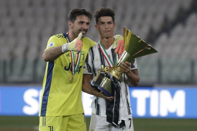 Buffon (trái) và Ronaldo mừng danh hiệu Serie A thứ chín liên tiếp của Juventus trên sân Allianz, Turin, ngày 1/8/2020. Ảnh: AP