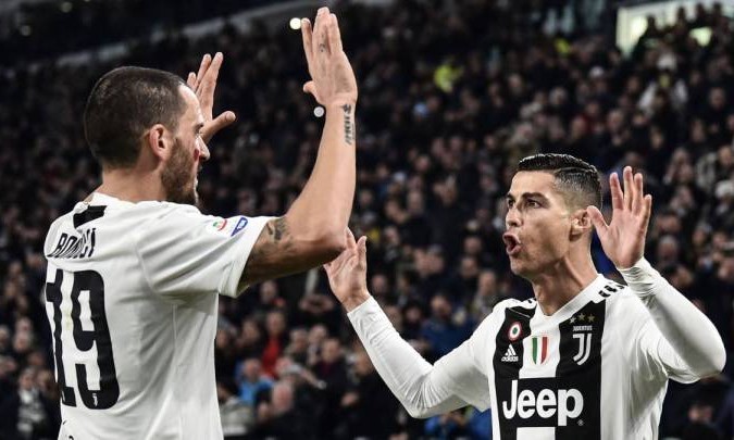 Bonucci chia vui với Ronaldo sau khi tiền đạo người Bồ Đào Nha ghi bàn cho Juventus. Ảnh: AFP.