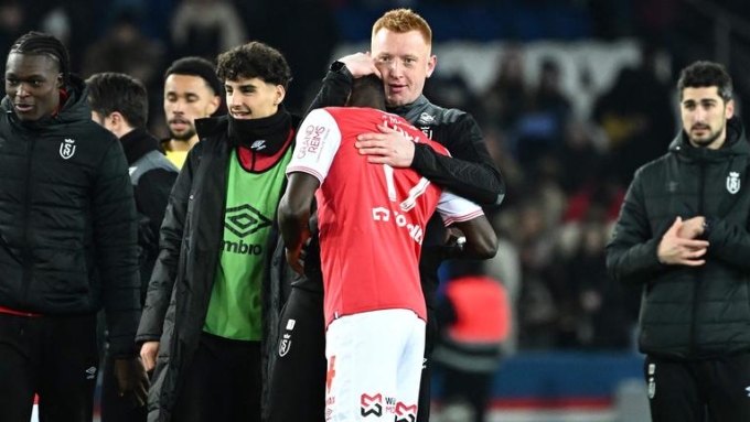 Will Still ôm một cầu thủ Reims sau trận hoà PSG 1-1 trên sân Parc des Princes tại Ligue 1 tối 29/1/2023. Ảnh: AFP