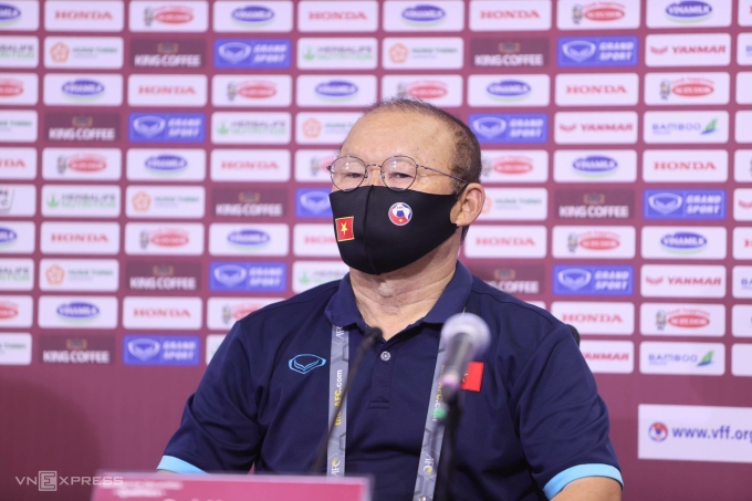 HLV Park Hang-seo trả lời họp báo sau trận thắng Malaysia ở vòng loại World Cup 2022 tối 11/6. Ảnh: Lâm Thoả.
