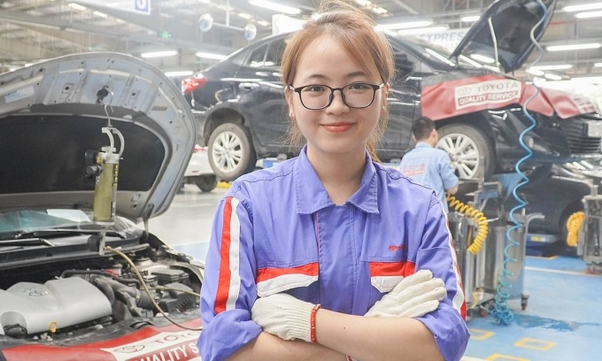 Hà Linh Chi làm tại xưởng bảo dưỡng ôtô của Toyota Bắc Giang, tháng 10/2022. Ảnh: Nhân vật cung cấp