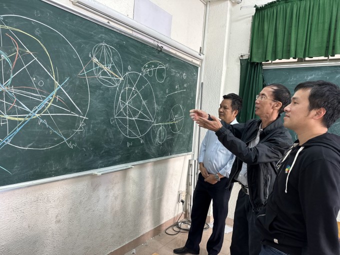 TS Lê Bá Khánh Trình (giữa) giải bài toán số 3 ở IMO 2015. Ảnh: Wendy Nguyen