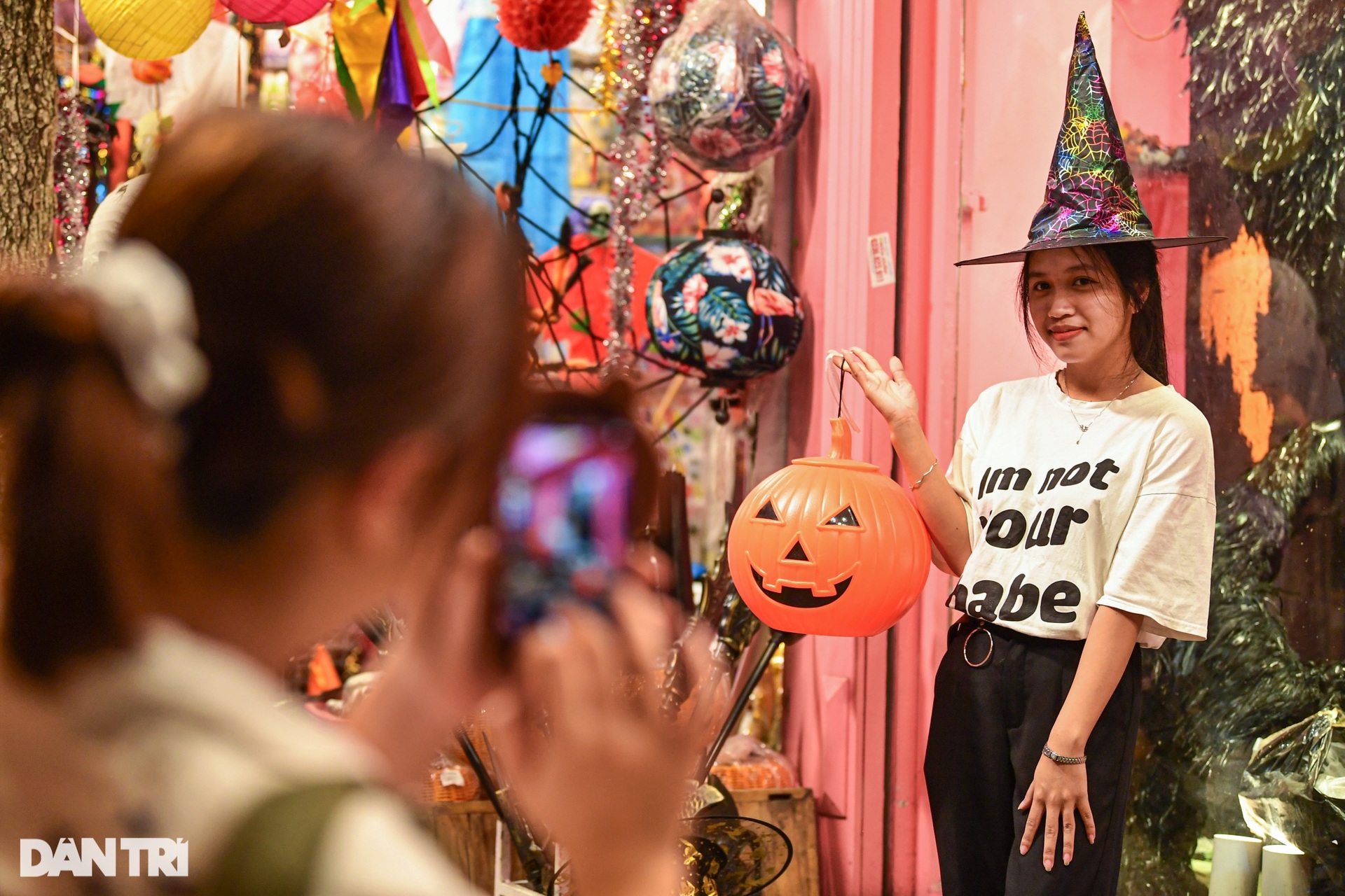 Đường phố Hà Nội chật kín người vui chơi, hóa trang kinh dị dịp Halloween - 8