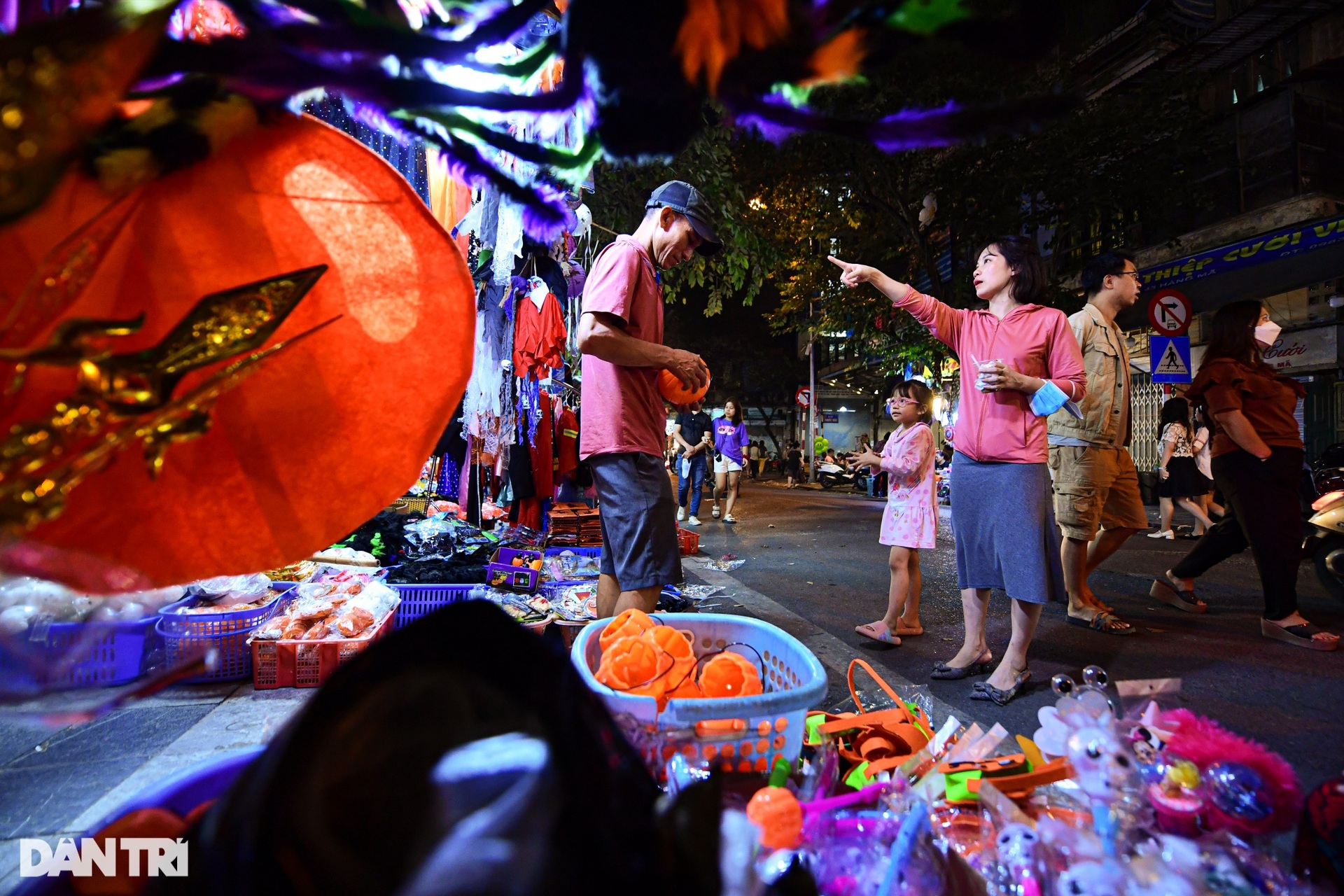 Đường phố Hà Nội chật kín người vui chơi, hóa trang kinh dị dịp Halloween - 4