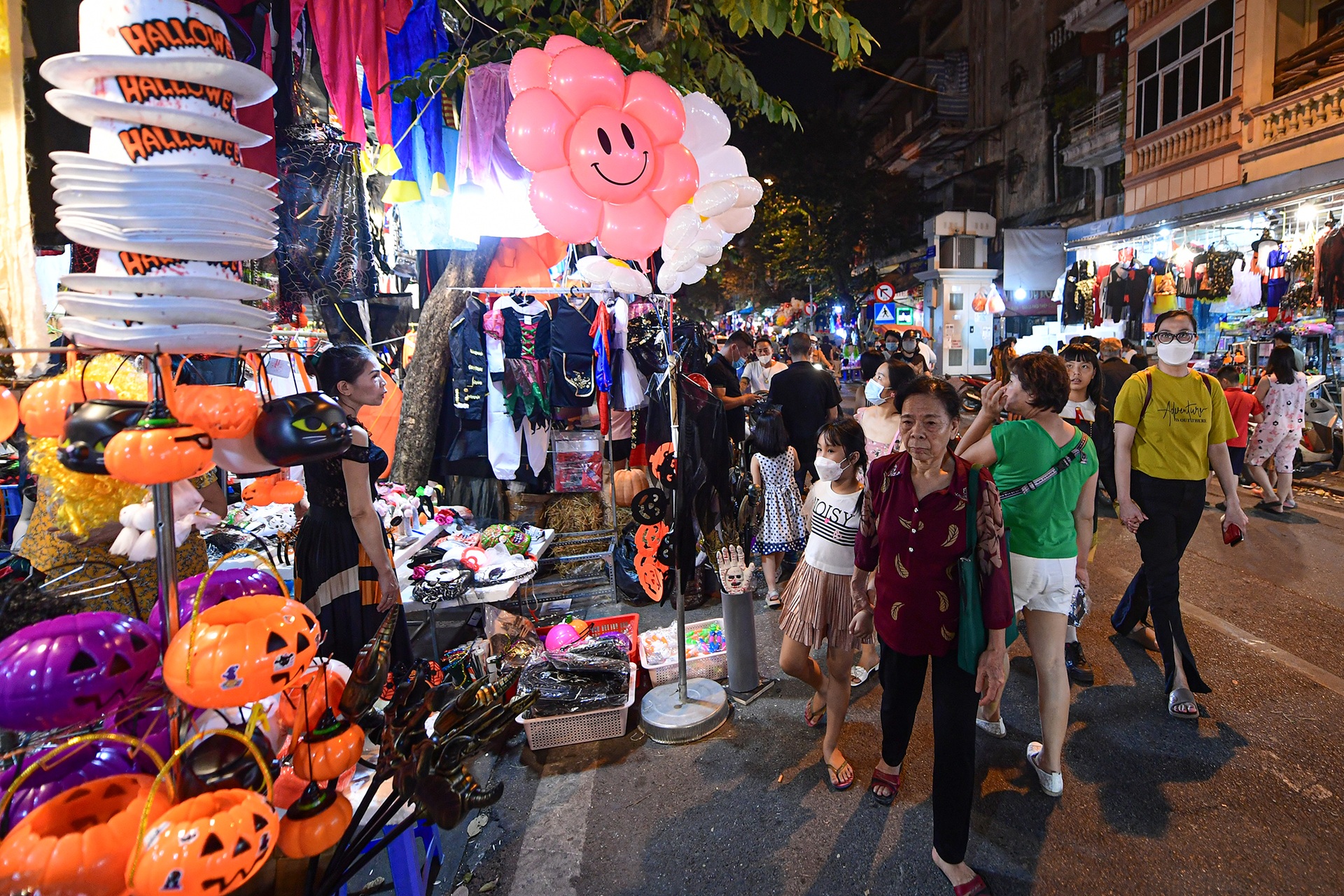 Đường phố Hà Nội chật kín người vui chơi, hóa trang kinh dị dịp Halloween - 1
