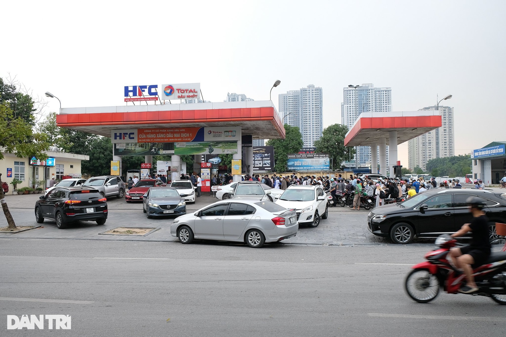 Mặc kệ giá xăng tăng, nhiều cây xăng ở Hà Nội vẫn đóng cửa im lìm - 9