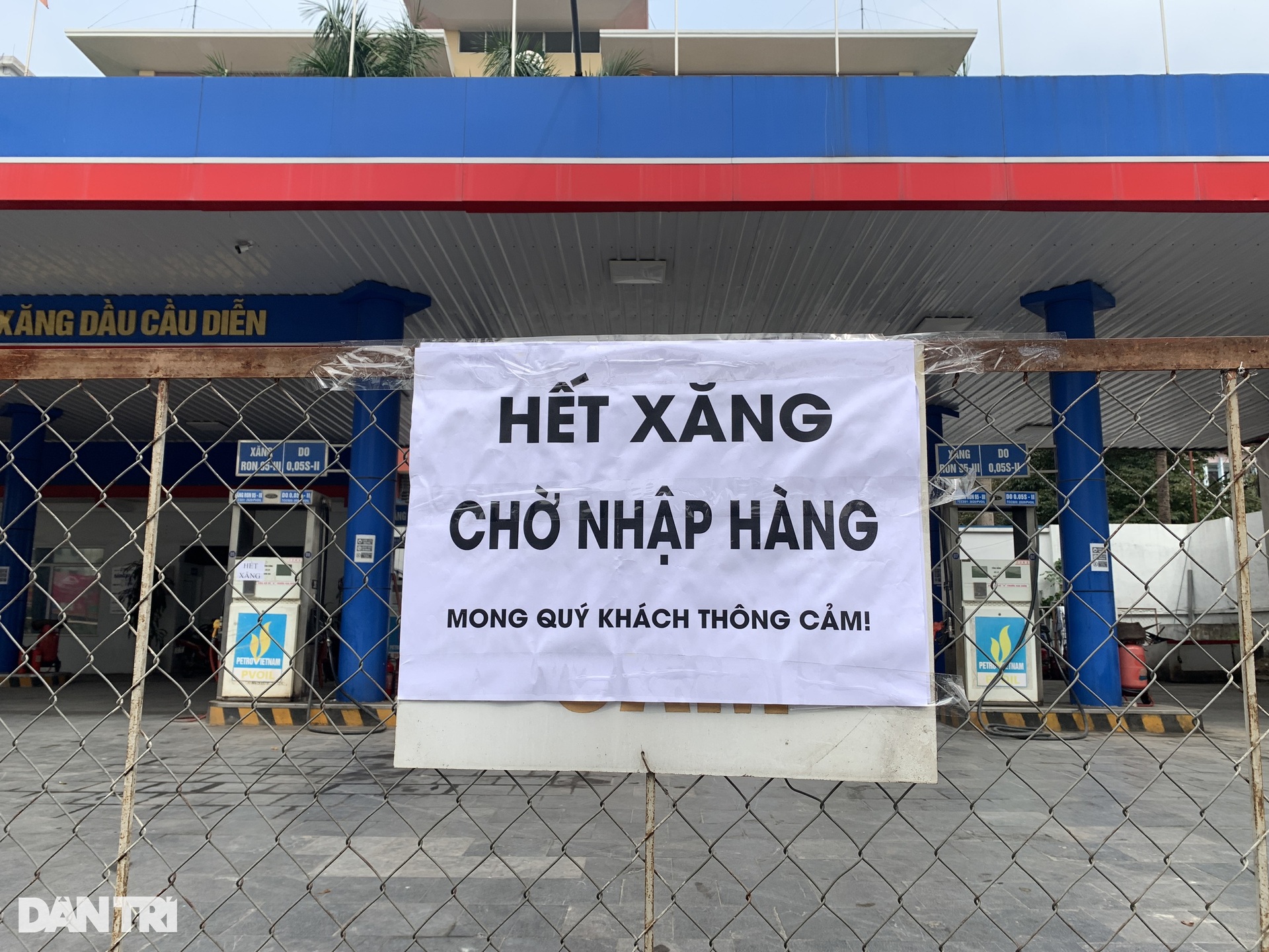 Mặc kệ giá xăng tăng, nhiều cây xăng ở Hà Nội vẫn đóng cửa im lìm - 4