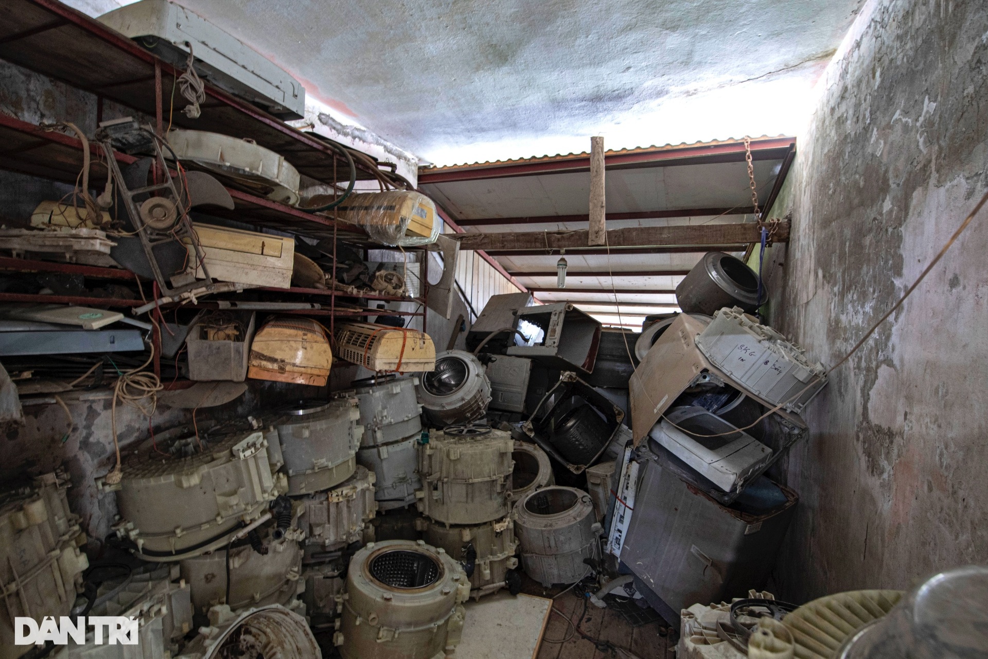 Căn nhà chất đống vỏ máy giặt từ mặt đất lên tận mái của Vua đồ cũ Hà Nội - 6