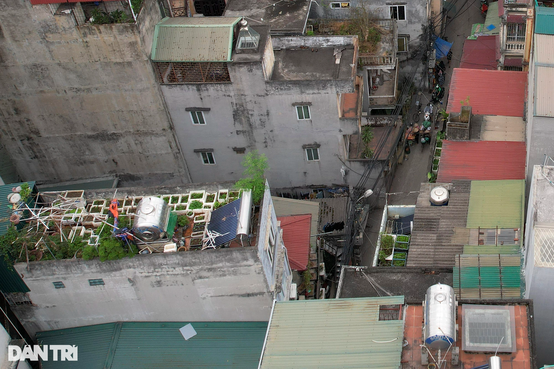 Nhà cửa dày đặc không còn khoảng trống khi nhìn đô thị Hà Nội từ trên cao - 11