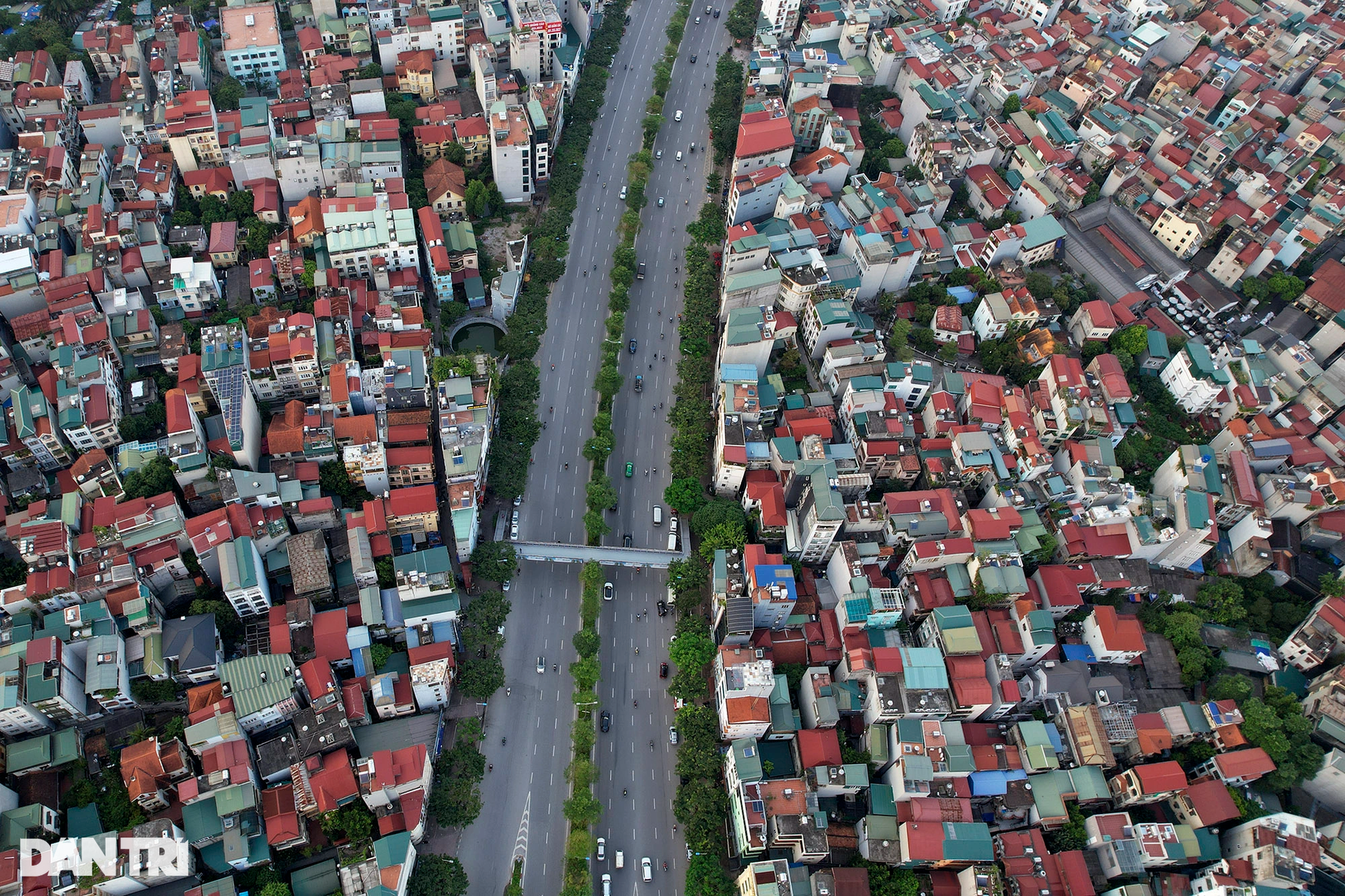 Nhà cửa dày đặc không còn khoảng trống khi nhìn đô thị Hà Nội từ trên cao - 13