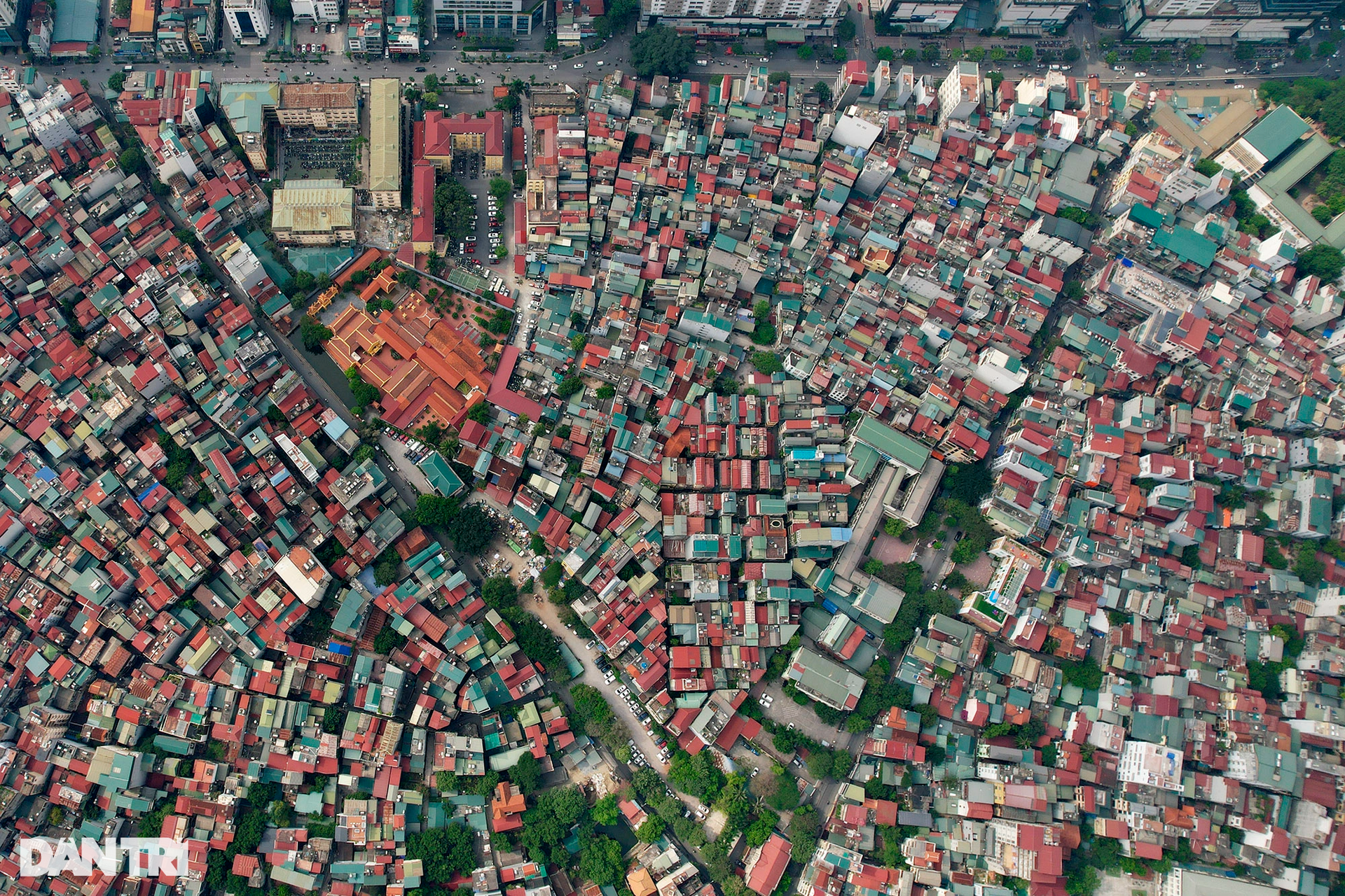Nhà cửa dày đặc không còn khoảng trống khi nhìn đô thị Hà Nội từ trên cao - 2