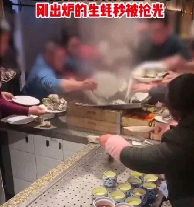 Choáng với cảnh khách Trung Quốc tranh giành đồ ăn buffet như đánh trận - 4