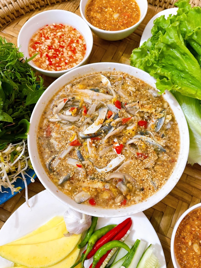 Đặc sản cá trích ăn tươi nuốt sống nổi tiếng ở Đà Nẵng - 1