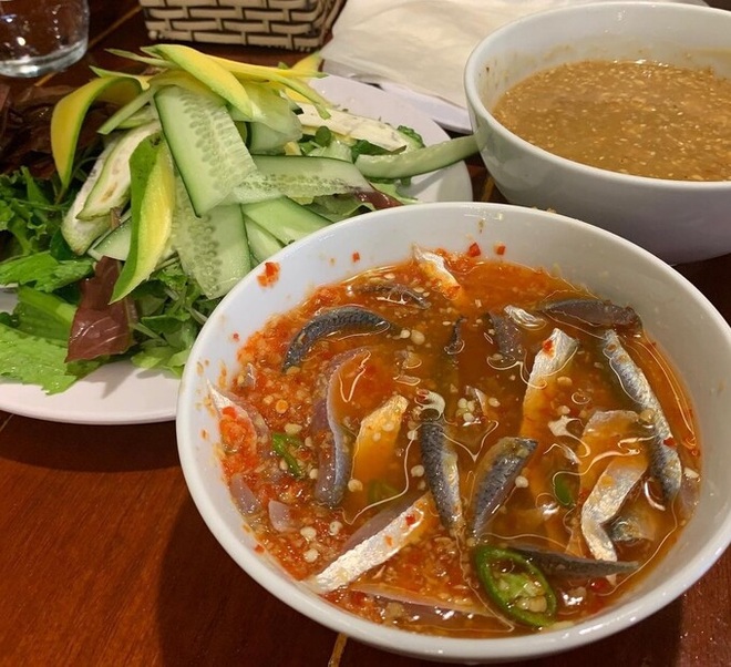 Đặc sản cá trích ăn tươi nuốt sống nổi tiếng ở Đà Nẵng - 4