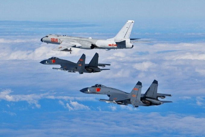 12 máy bay quân sự Trung Quốc áp sát Đài Loan - 1