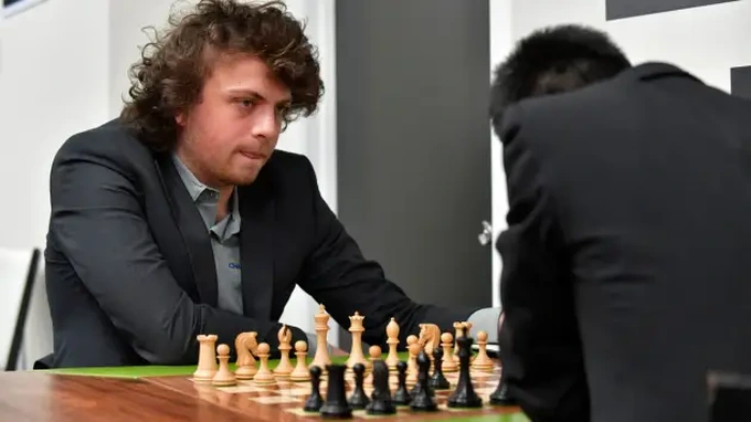 Kỳ thủ bị tố chơi gian lận bắt Magnus Carlsen đền 100 triệu USD - 1