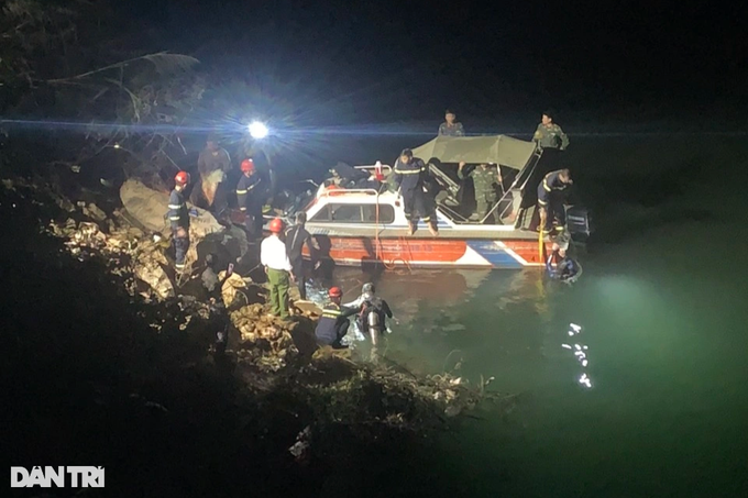 Tìm thấy thi thể người chồng mất tích ở Sơn La trong xe ô tô dưới sông Đà - 3
