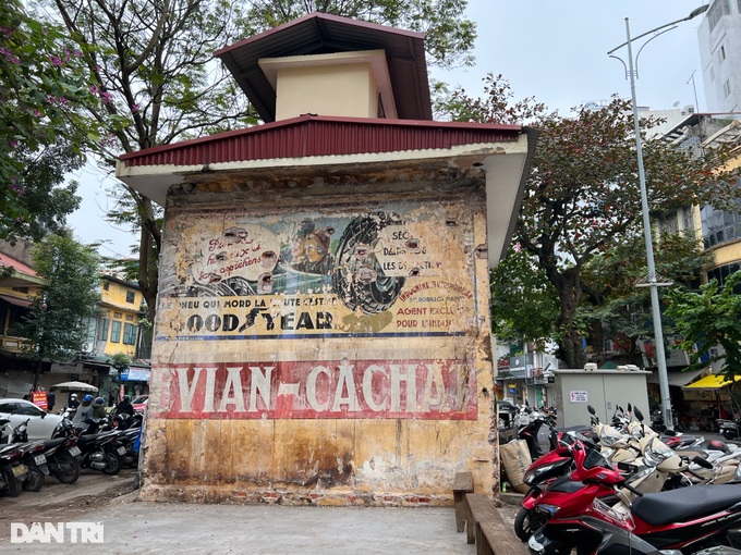 Có nên bảo tồn bức tường quảng cáo tiếng Pháp gần trăm năm tuổi ở Hà Nội? - 1