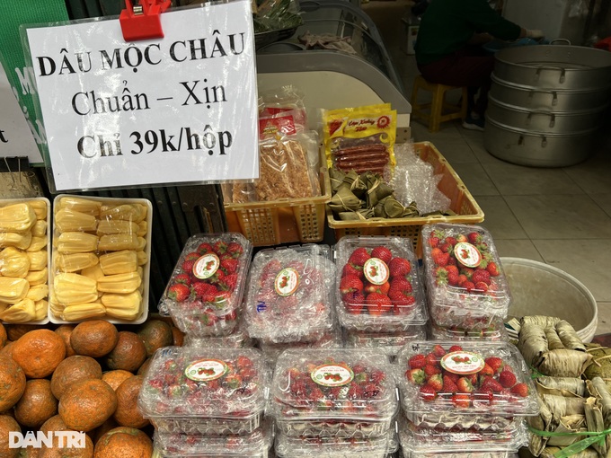 Dâu tây siêu rẻ ồ ạt xuống phố Hà Nội, cẩn thận hàng Trung Quốc gắn mác - 2