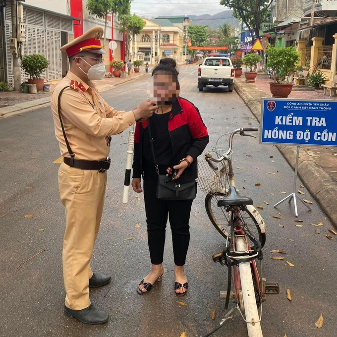 Cảnh sát giao thông xử phạt người phụ nữ đi xe đạp vi phạm nồng độ cồn - 1