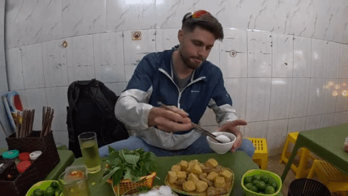 Khách Tây ăn bún đậu mắm tôm ở Hà Nội hết 500.000 đồng, tấm tắc khen ngon - 2