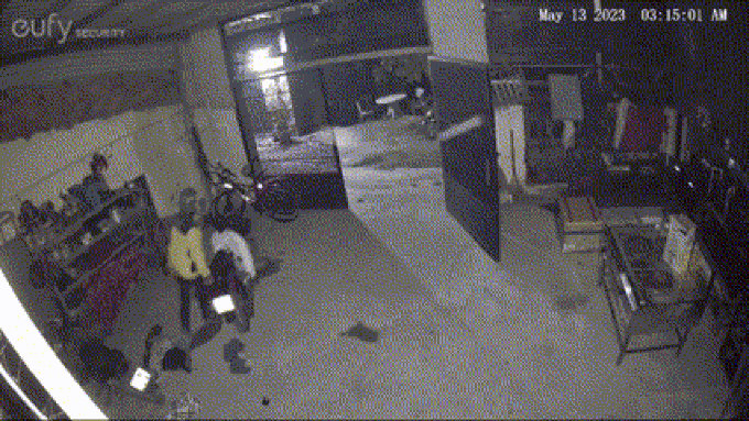 Camera ghi cảnh trộm 3 xe máy ở TPHCM lúc rạng sáng - 1