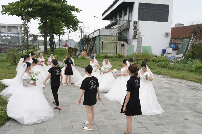 Chuyện xúc động sau bức ảnh 12 cụ bà mặc váy cưới ở Hải Dương  - 2