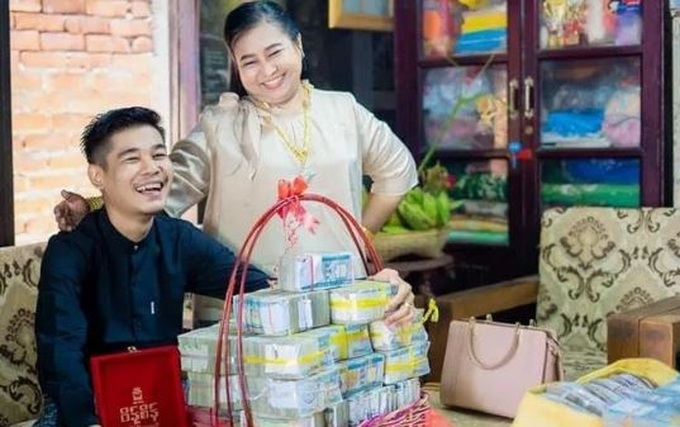 Xôn xao nữ đại gia ở Myanmar mang vàng đến nhà cầu hôn chàng trai trẻ - 1