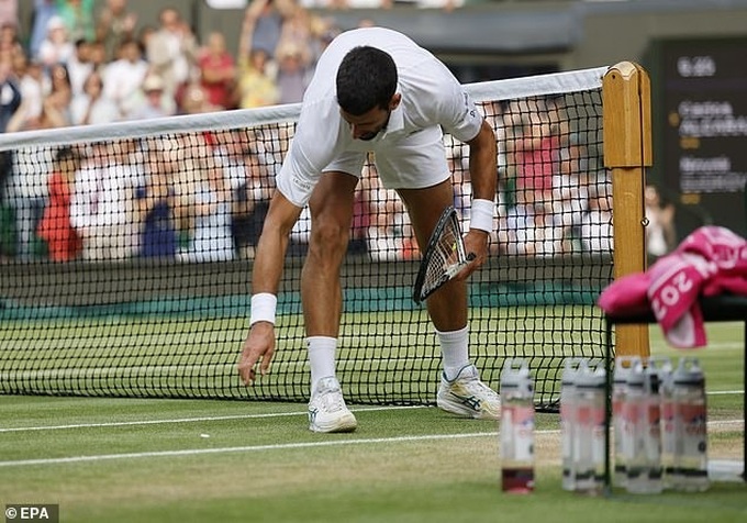 Djokovic lập kỷ lục buồn ở Grand Slam, đập nát vợt khi thua Alcaraz - 1