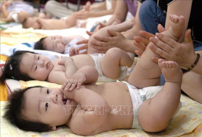 Chăm sóc các em bé sơ sinh tại Seoul, Hàn Quốc. Ảnh: AFP/ TTXVN