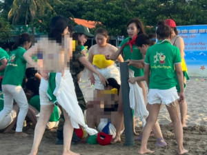 Tin tức 24h: Nhân chứng tại bãi biển Cửa Lò tiết lộ bất ngờ vụ chơi team building cởi áo ngực lộ vòng 1