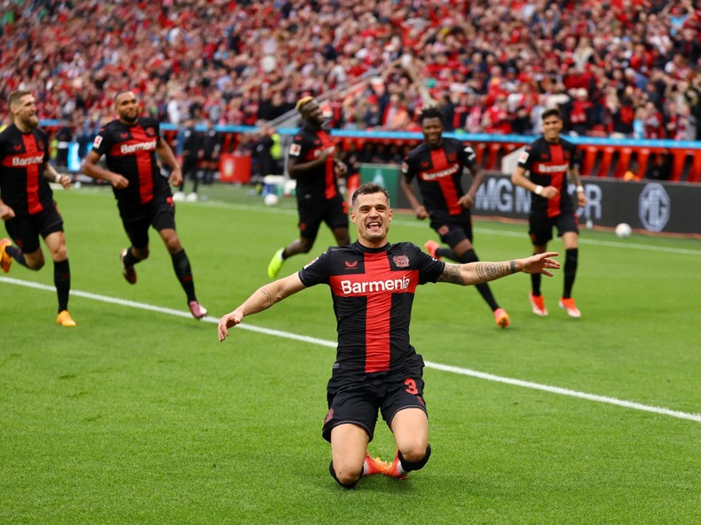 [Ảnh] Sau 120 năm lịch sử, Bayer Leverkusen lần đầu tiên vô địch Bundesliga ảnh 3