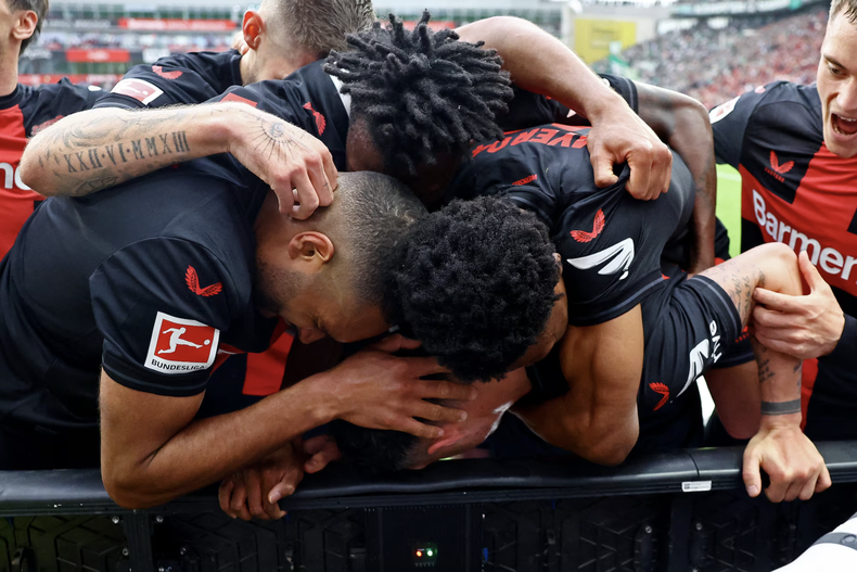 [Ảnh] Sau 120 năm lịch sử, Bayer Leverkusen lần đầu tiên vô địch Bundesliga ảnh 4