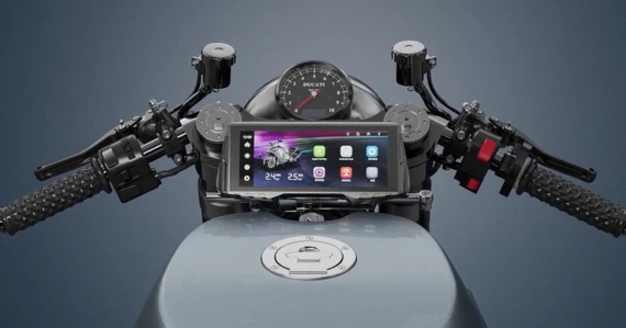 Thiet-bi-nay-mang- Android Auto -va- CarPlay-den-moi-xe-may-4.jpg