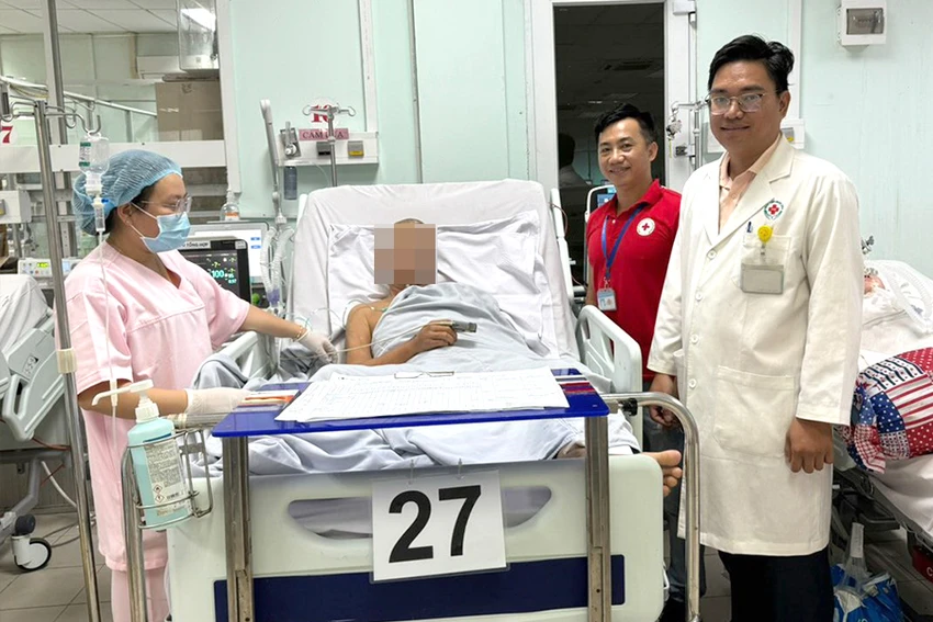 Ông NVT, một bệnh nhân nghèo, đang được bác sĩ và phòng CTXH BV Nhân dân 115 thăm hỏi sức khỏe